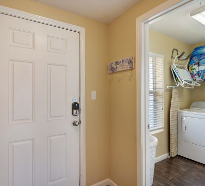 Full laundry by entrance. 