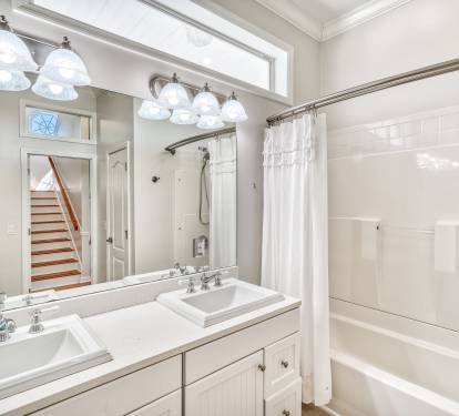 2nd Floor - Shared Guest Bathroom